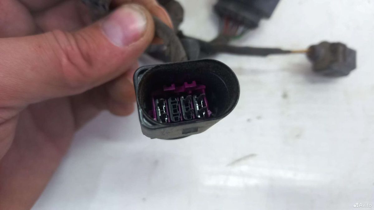 Разъёмы двигателя слева Volkswagen Passat CC — фото 6