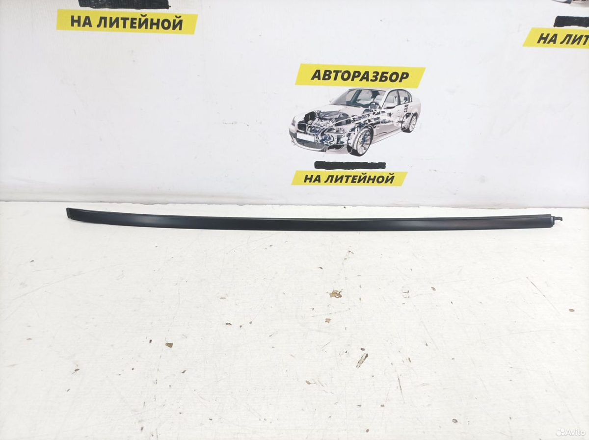Молдинг лобового стекла правый Toyota Camry XV70
