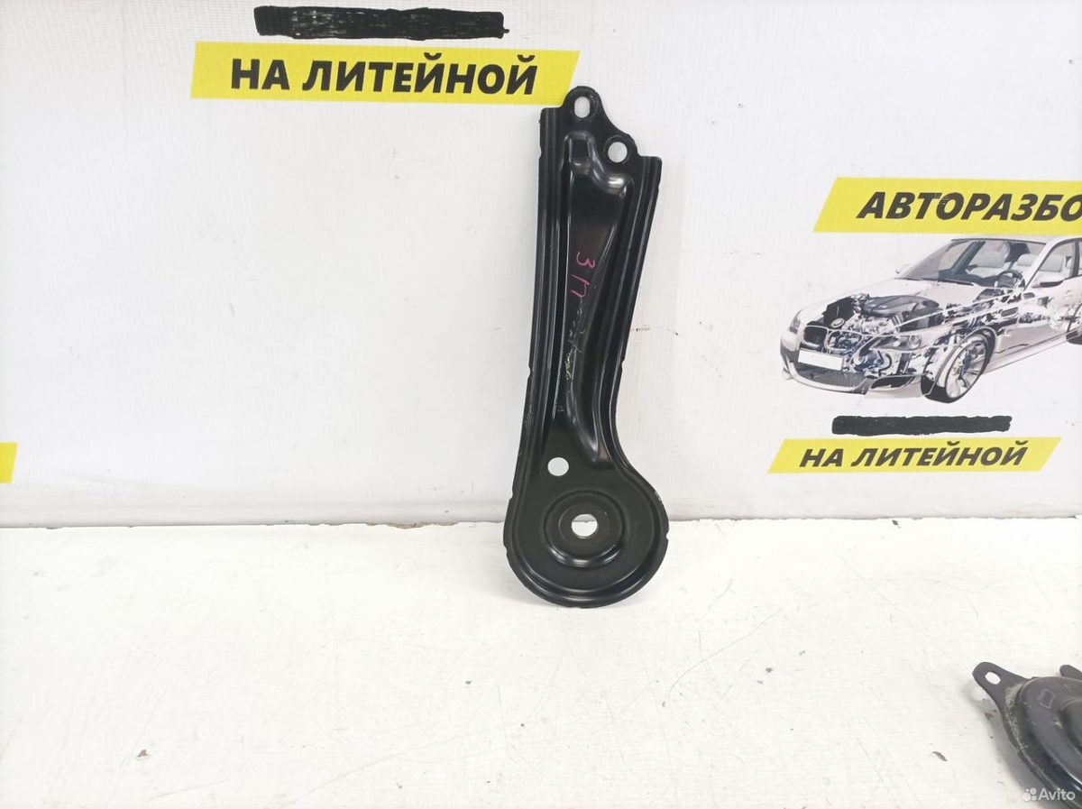 Кронштейн задний правый Toyota Camry XV70