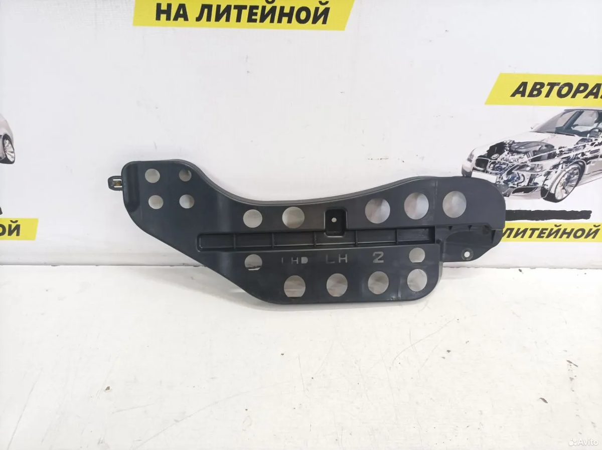 Кронштейн ковролина левый Toyota Camry XV70