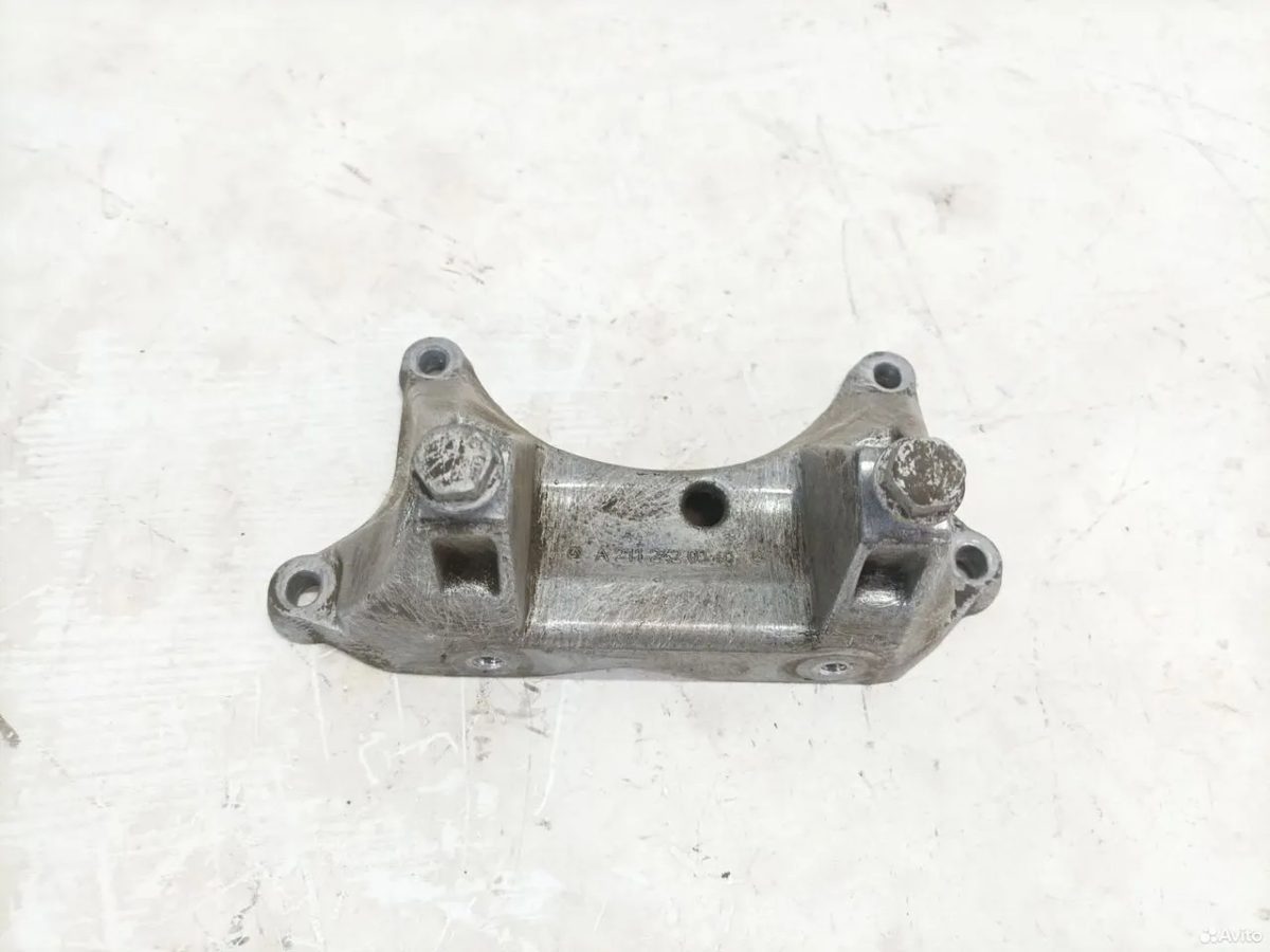 Кронштейн АКПП Mercedes Benz W204