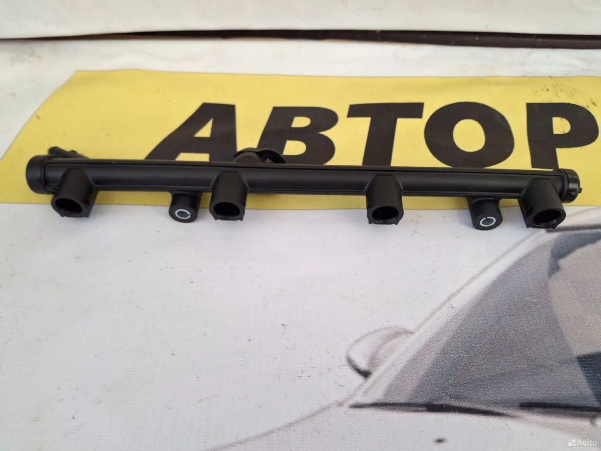 Рампа топливная 2.0 czpa Volkswagen 06K133681C