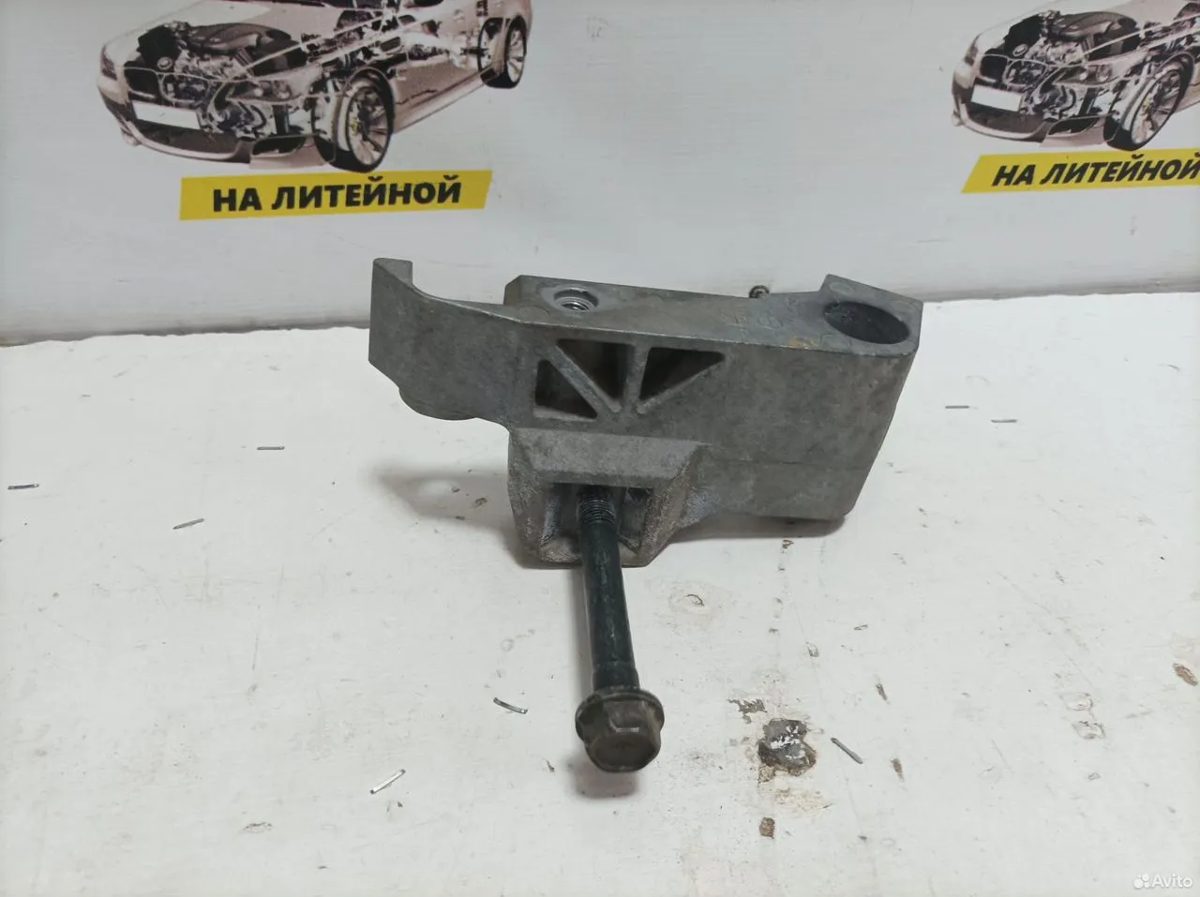 Кронштейн опоры двигателя правый Nissan Tiida C11
