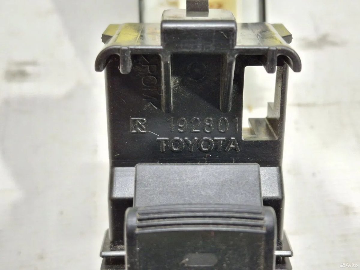 Кнопка стеклоподъёмника Toyota Camry XV50 — фото 7