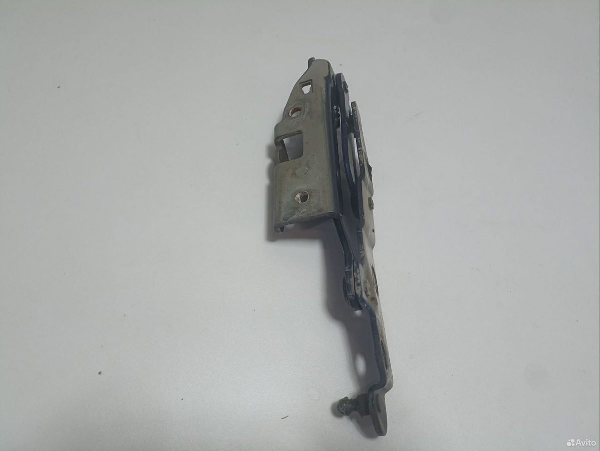 Петля багажника правая Nissan Primera P12