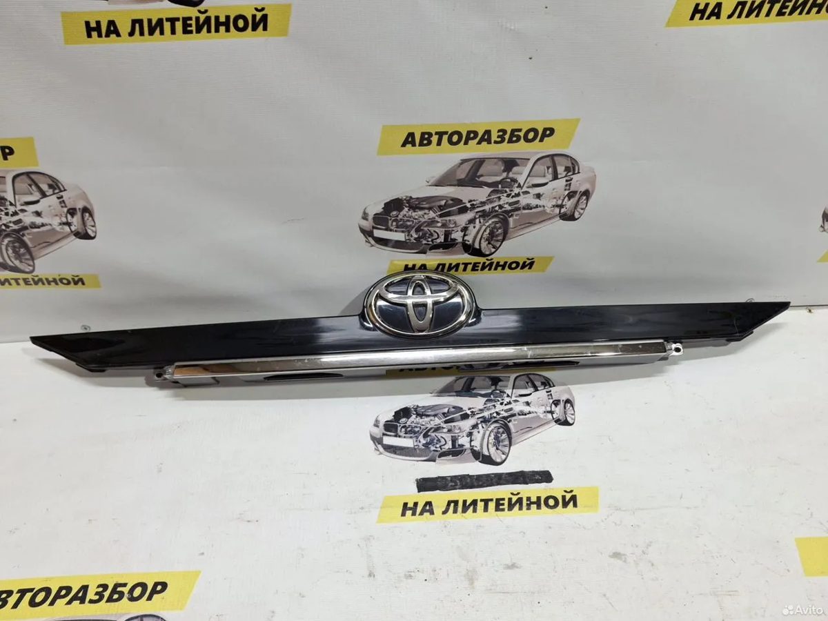 Молдинг крышки багажника Toyota Camry XV55