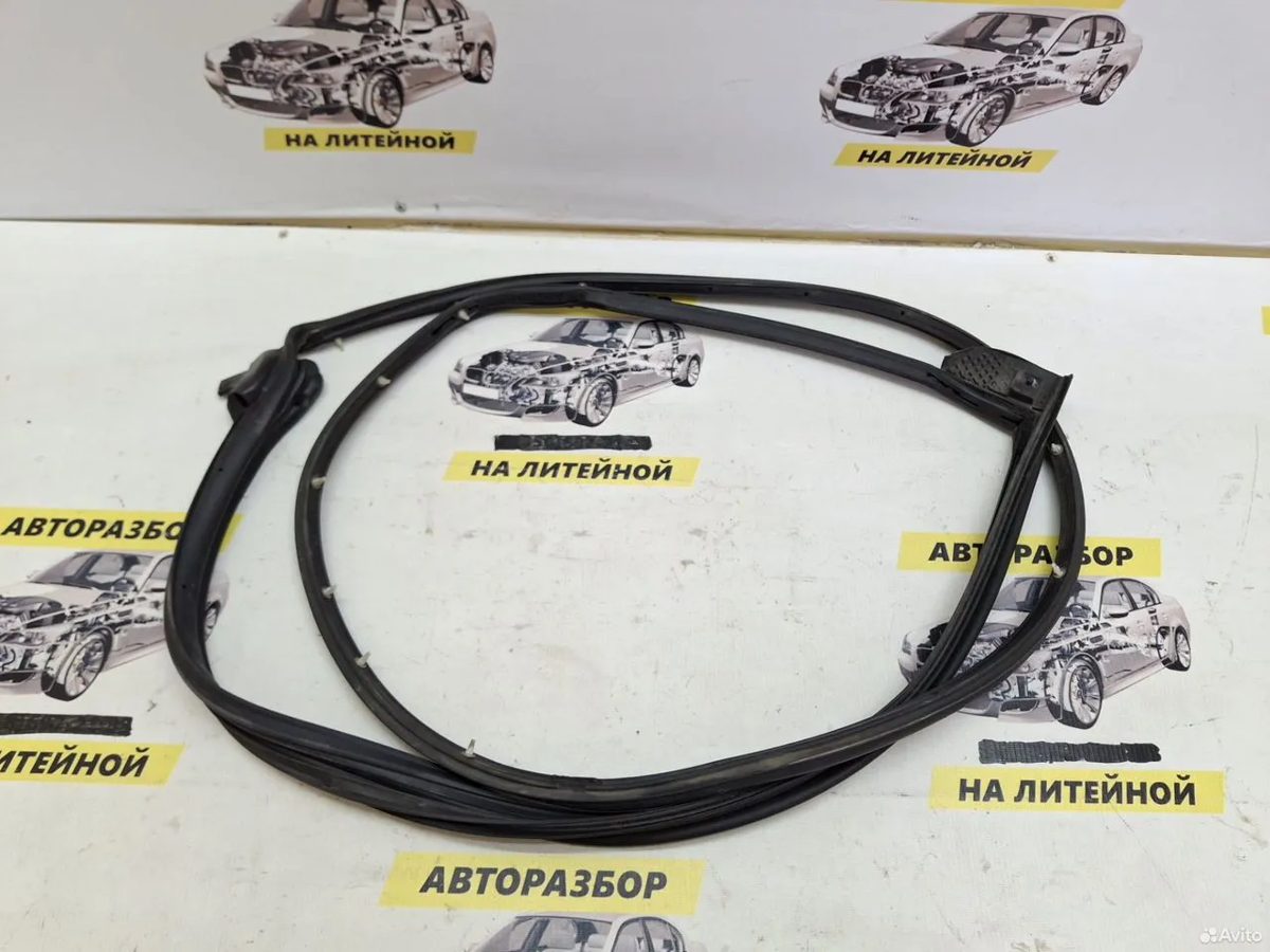 Уплотнитель двери задний левый Toyota Camry XV50