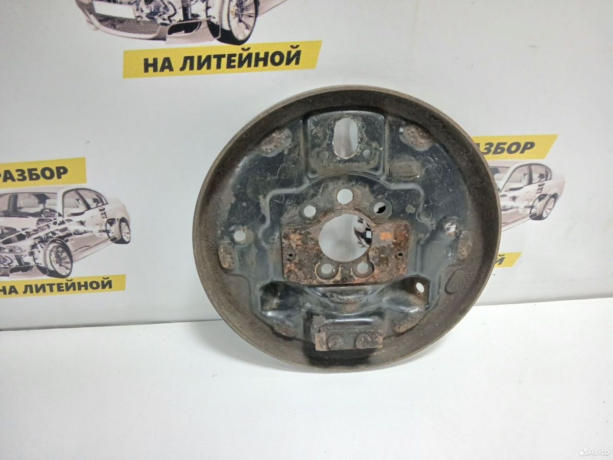 Тормозной щиток правый Volkswagen Polo 5