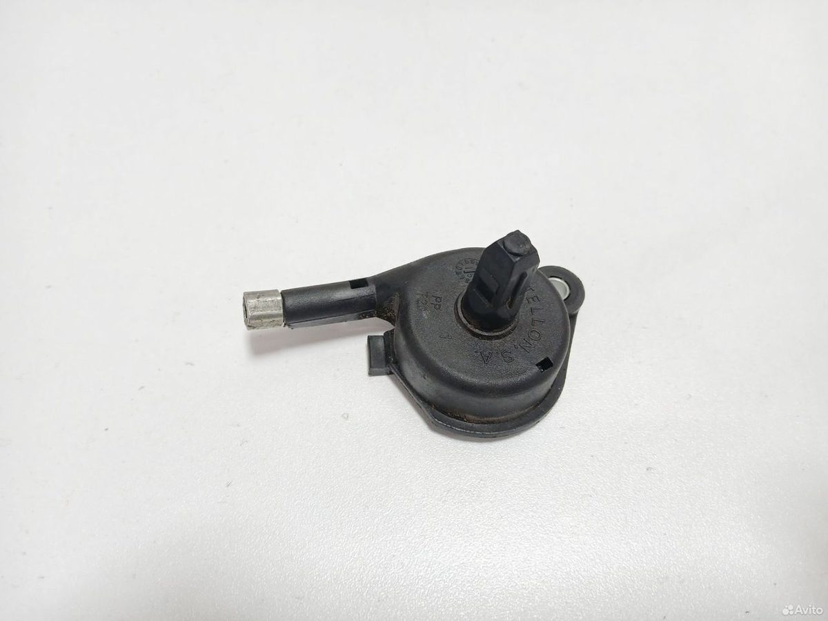 Кронштейн ручки капота Renault Grand Scenic 3